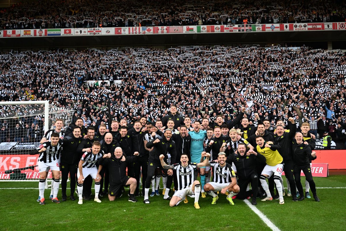 Traditional match winning photo, Infront of 6000 Geordies, after a 3-0 win, on the pitch at the stadium of 💩 Saturday afternoons don’t get better than that ⚫️⚪️