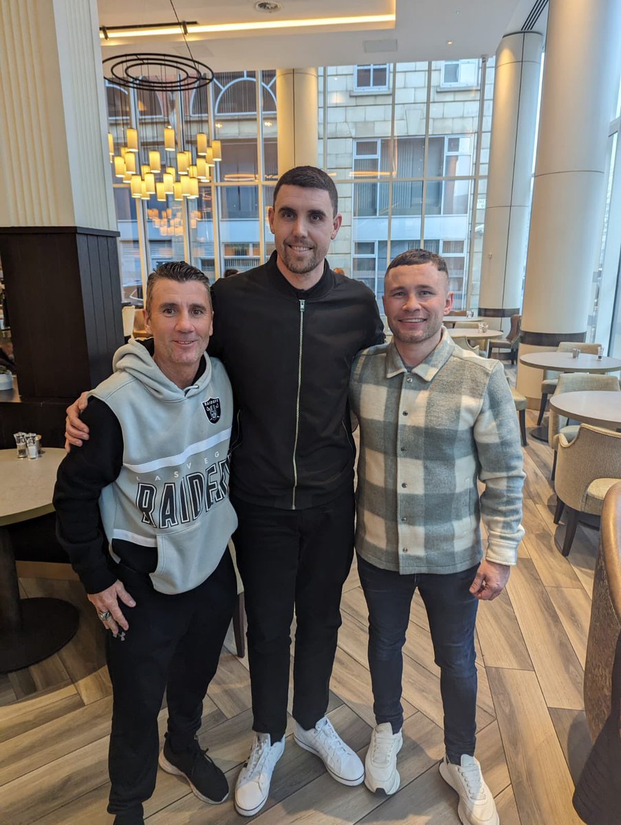 talesfromtherin's tweet photo. Well that was an amazing Sunday surprise. I was lucky enough to spend some time with Irish boxing legends @RealCFrampton, @WayneMcCullough and Joe Lowe #ifcarlsbergdidsundays 👍🏻🥊 https://t.co/zUClt8zuve