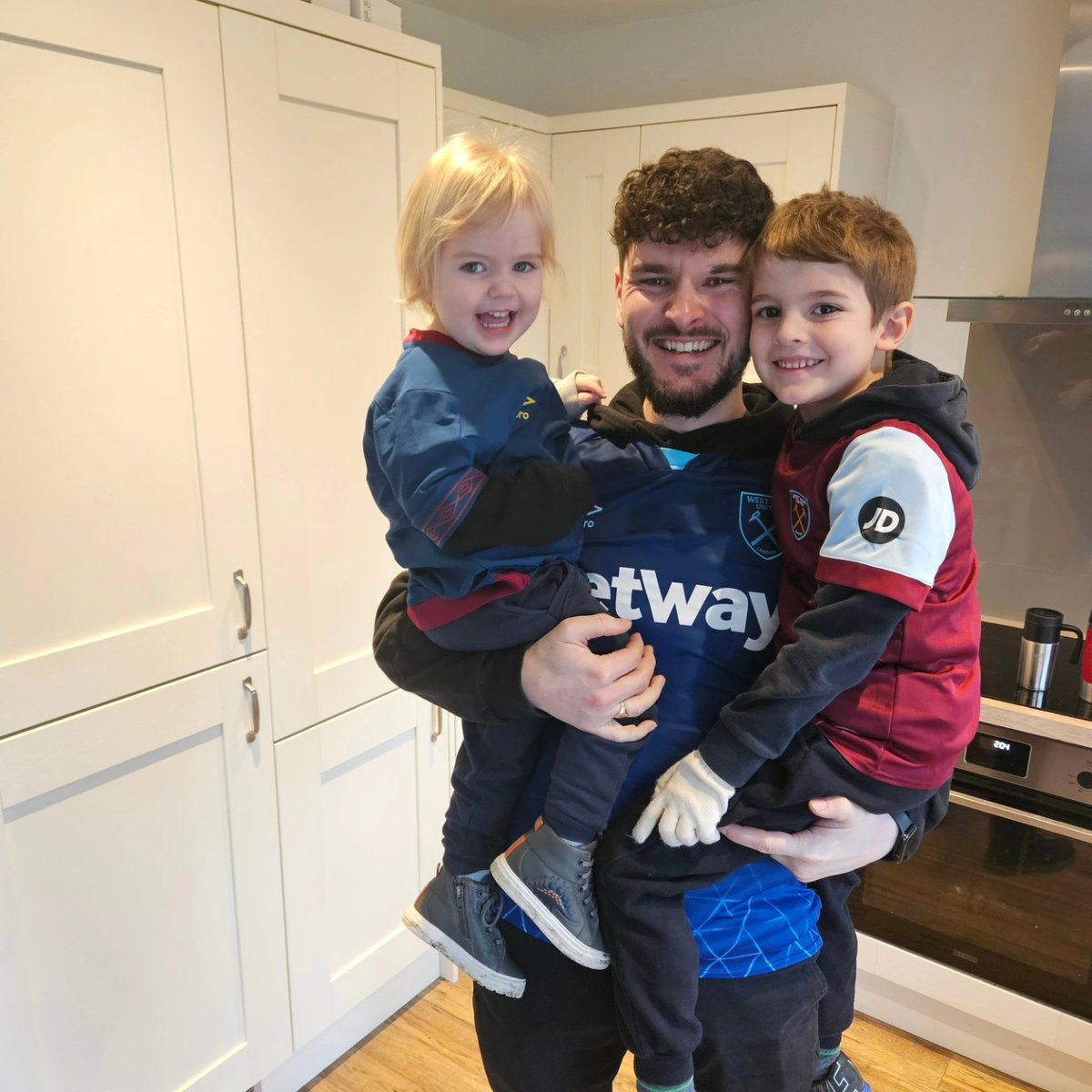 RachelCandler1's tweet photo. @WestHam On their way ⚒️🫧⚒️🫧 https://t.co/8GFraDfsyE