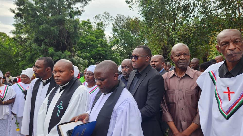 NchiKwanza's tweet photo. Mbunge Saashisha Mafuwe amesema kuwa maisha ya Mwalimu Benson Lema yamefanyika baraka kwa jamii yake na kwamba ni wazee wachache wanaopenda jamii yao kwa dhati kwani katibu huyo alikuwa mwadilifu wa kweli na mtu asiyependa mzaa hasa katika utendaji wake wa kazi. https://t.co/ETWlGpHF77