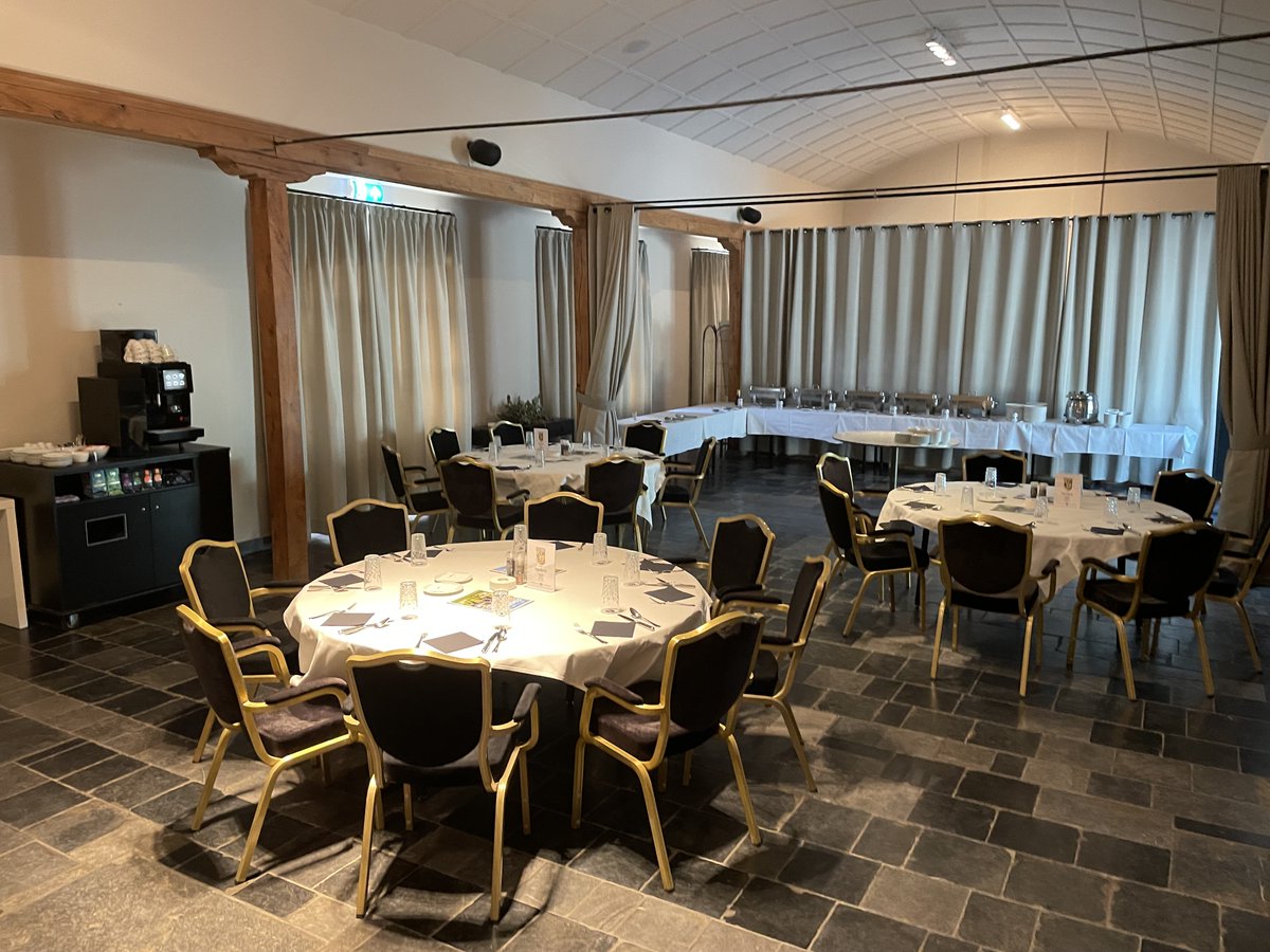 FletcherFootbal's tweet photo. Wij bedanken Vitesse voor het verblijf bij Fletcher Hotel Château De Raay in #Baarlo en succes met de oefenwedstrijd tegen @vflbochum1848ev
#vitesse #arnhem #baarlo #fletcherfootball #football #BOCVIT #voetbal #chateauderaay #hotelbaarlo #eredivisie #matchday #friendly https://t.co/aAYZfrSDxP