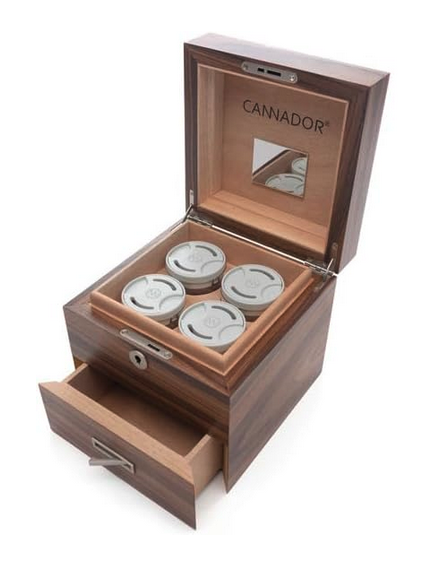 ratherneatstuff's tweet photo. The Cannador 4-Strain (with drawer) 

Great for someone who likes to keep up an ounce with four different strains. 
Each removable glass cup can fit 1/4 oz (or up to 1/2 oz ground). Comes with 2 keys so you can safely secure your contents 

https://t.co/ydf2rlKnvq
#ad https://t.co/GuLLlpQSqV