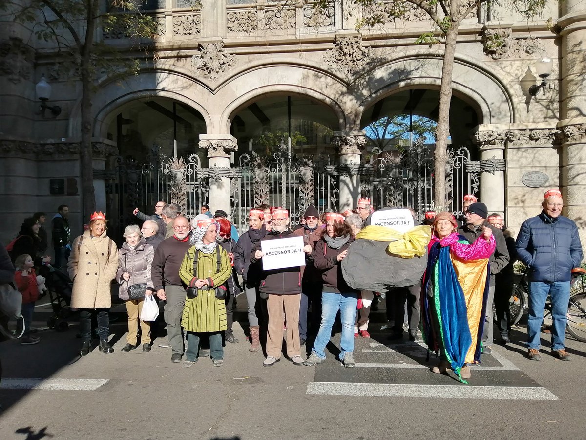 CentreSocSants's tweet photo. Una parada al Districte
Continuem
#AscensorJA https://t.co/aRRrY6LkzS