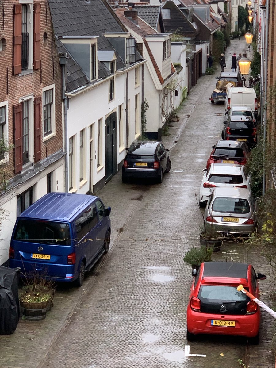 Wimzegt's tweet photo. Ondertussen in de Valkestraat Stel er is brand (Twee mensen gewond bij vlucht uit brandend appartement in de Amersfoortse binnenstad https://t.co/rabA4lxDdE) Kan @brwaft hier dan passeren @lucasbolsius? Illegaal parkeren in #autoluwe binnenstad https://t.co/M2jPK0uIHI