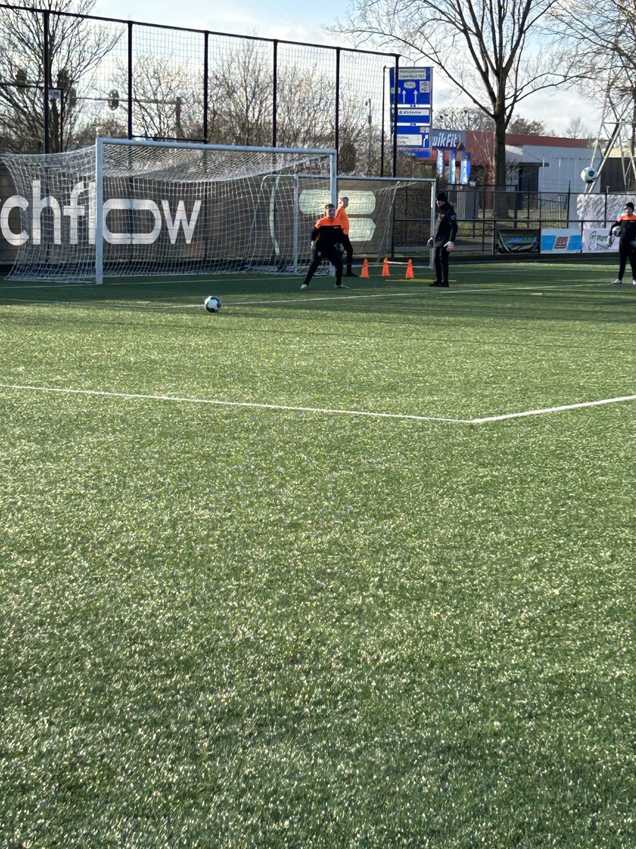 maartenplevier's tweet photo. De eerste training van het nieuwe jaar voor Michon. Gezonde Hollandse temperatuur en een winters zonnetje. #GoalKings https://t.co/UqgGlfYEPg