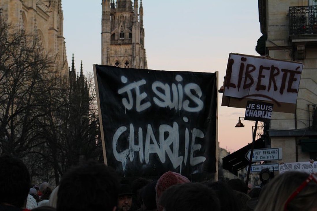 Le 7 janvier 2015, le journal Charlie Hebdo est visé par un attentat terroriste. Douze personnes sont tuées, onze autres sont blessées.