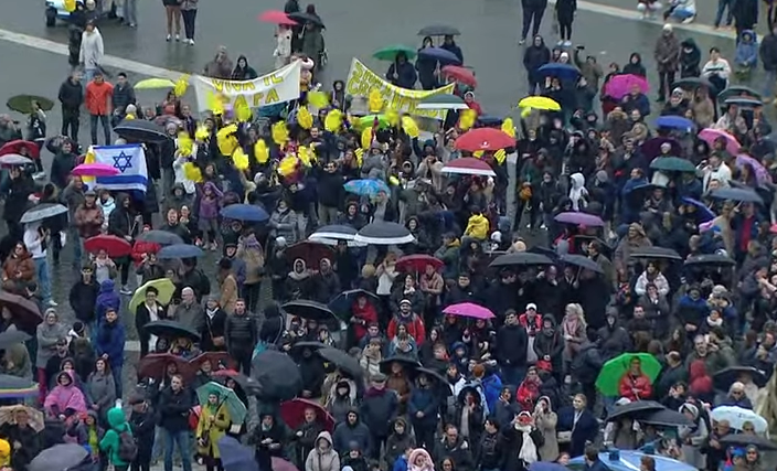 #Angelus: Antes de concluir el rezo mariano, el #PapaFrancisco pidió la liberación sin condiciones de los secuestrados en Colombia y a favorecer un clima de paz y reconciliación en el país.