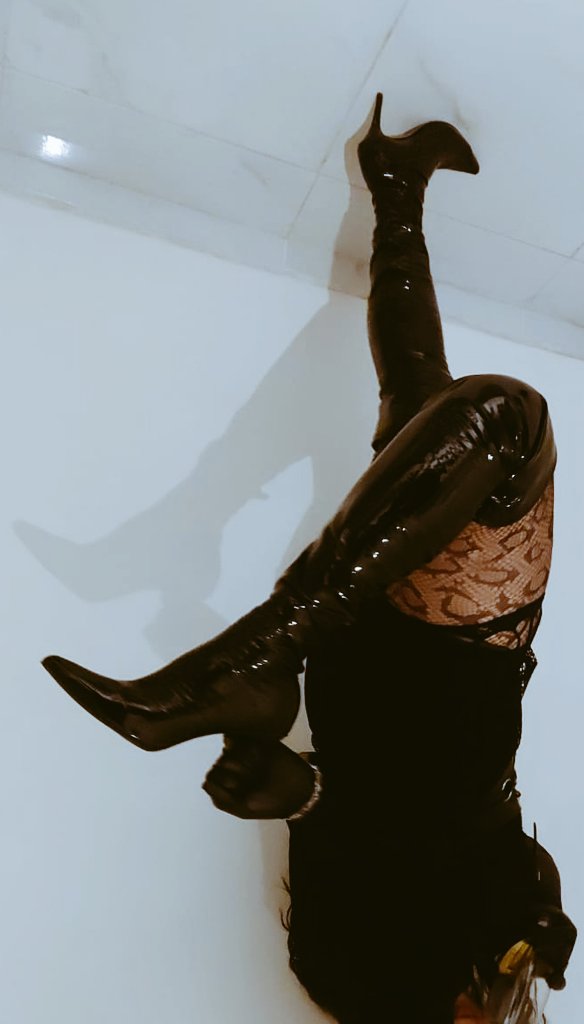 _VictoriaCorona's tweet photo. 👑Feliz día de Reina 👑 

Te envío muchos besos mi amor
💄💋 https://t.co/LeCbFjxXVN
