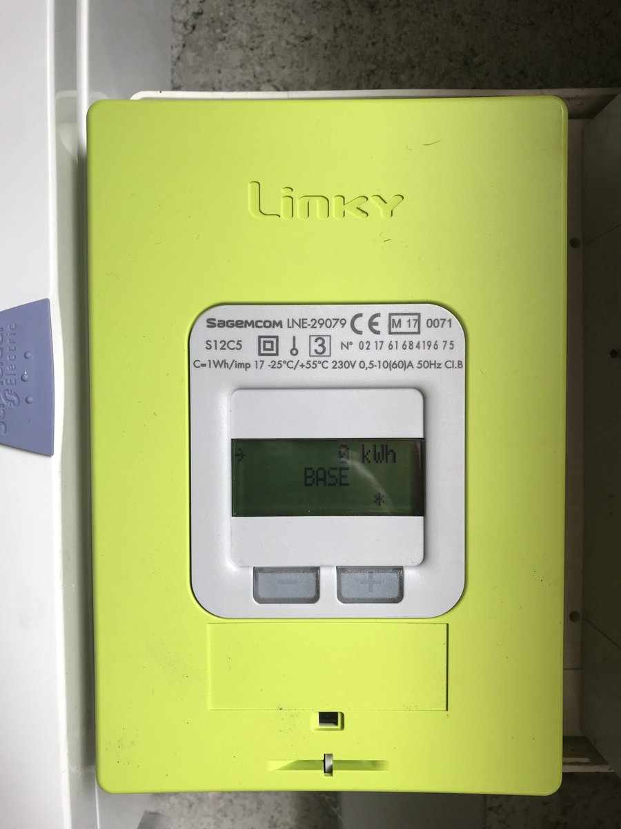 f_philippot's tweet photo. Très important !
L’expérimentation dans le Puy-de-Dôme de ce qui nous pend au nez à tous, c’est à dire la régulation à distance par le gouvernement de notre consommation d’électricité via #Linky, va commencer ! 

Mais le décret du 29/12/2023 qui l’organise a prévu dans son article 3 que les gens peuvent refuser d’être cobayes !
« Ce refus est adressé au gestionnaire du réseau de distribution au moyen d'un formulaire établi par ce dernier, pouvant être un formulaire en ligne, dans un délai de 15 jours ouvrables après envoi du courrier par le gestionnaire du réseau public de distribution d'électricité. »
(cf : https://t.co/Pun1xcyAx9)

➡️ Il faut faire savoir l’info partout et s’en saisir : habitants du Puy-de-Dôme utilisez l’article 3 et refusez l’expérimentation !
Après ce département ce sera tout le pays si on ne bouge pas !