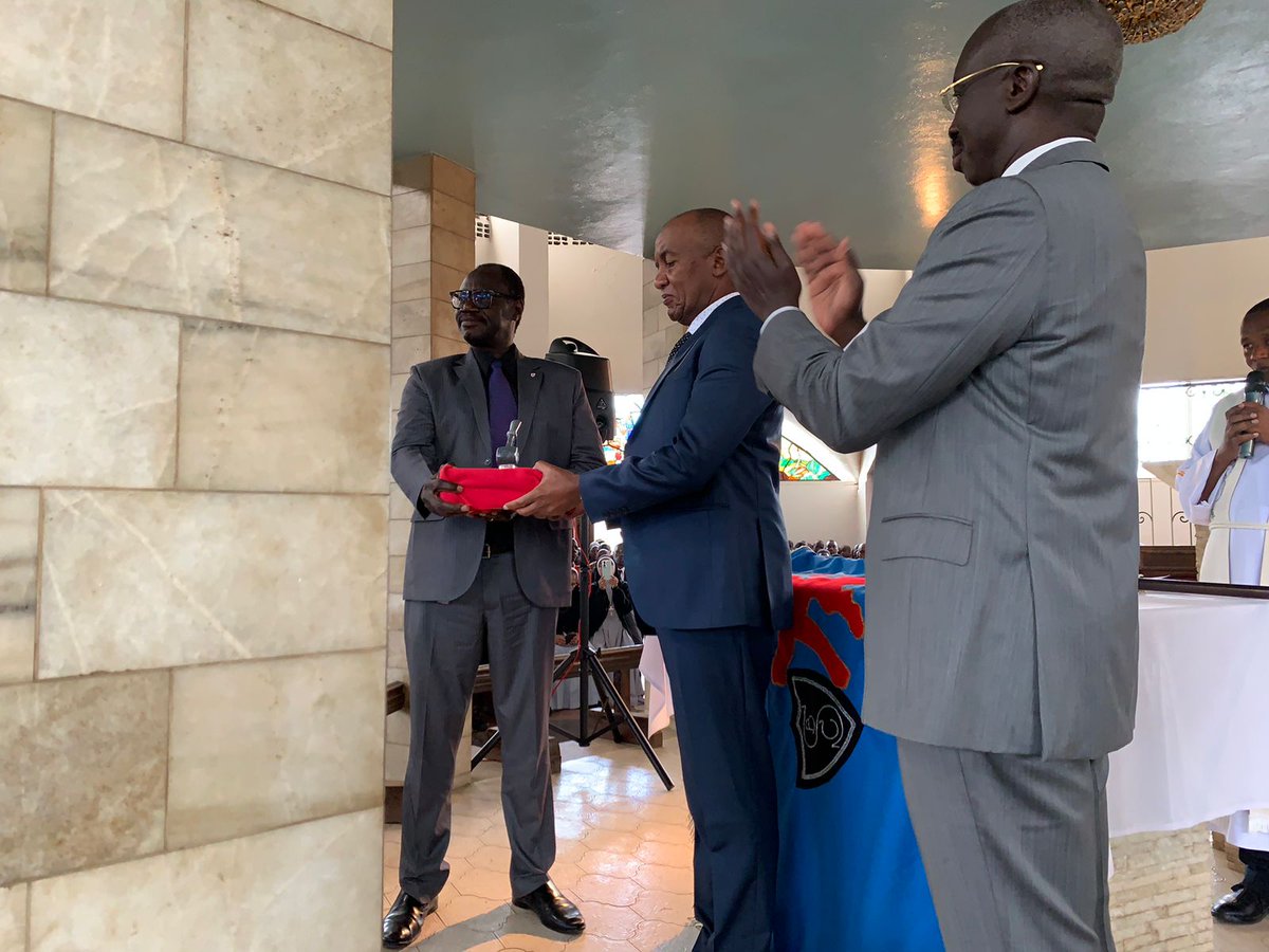 WehliyeMohamed's tweet image. 1/2 Capturing the poignant moment as Mr. David Mureithi chairman of the school's managing committee @Starehe_Boys, gracefully receives the Consecrated Colours of Starehe and the School Seal from Director Emeritus Mr. Josphat Mwaura @JosMwaura
#Starehe
#UnitedToServe