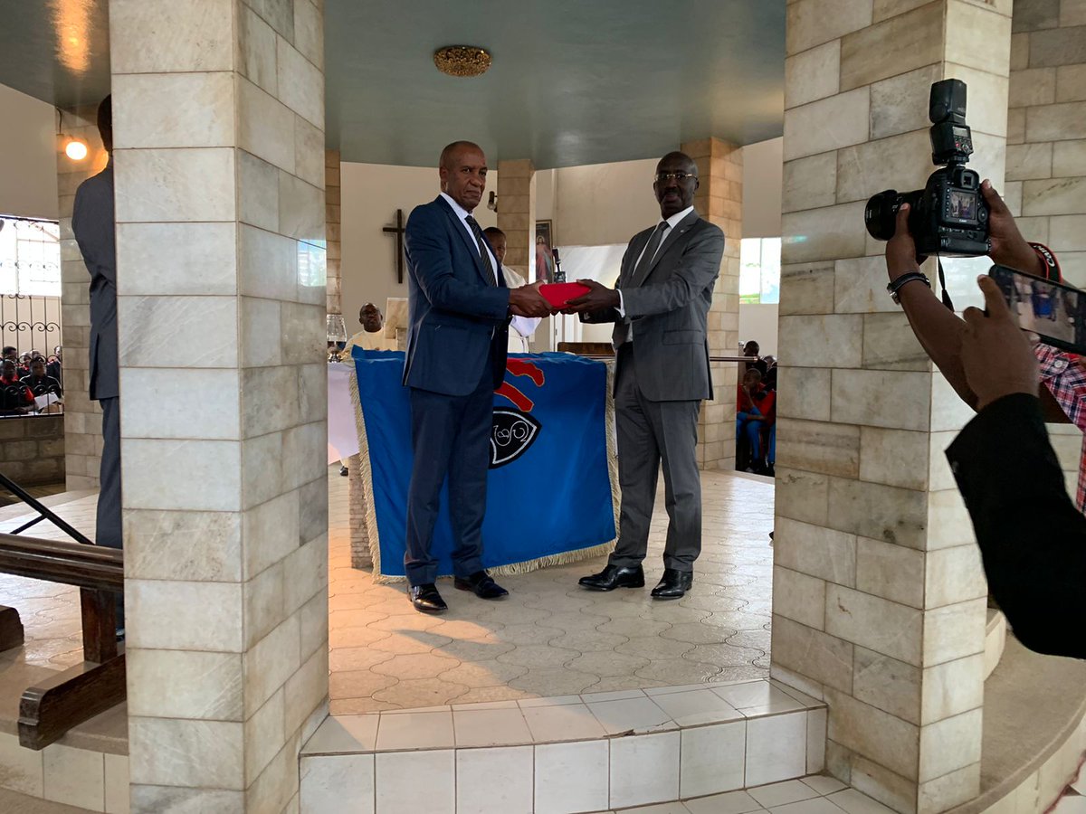 WehliyeMohamed's tweet image. 1/2 Capturing the poignant moment as Mr. David Mureithi chairman of the school's managing committee @Starehe_Boys, gracefully receives the Consecrated Colours of Starehe and the School Seal from Director Emeritus Mr. Josphat Mwaura @JosMwaura
#Starehe
#UnitedToServe