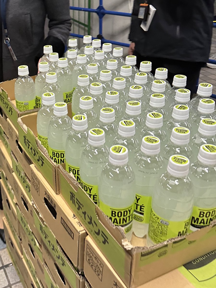 나가는 길에 물 받았오