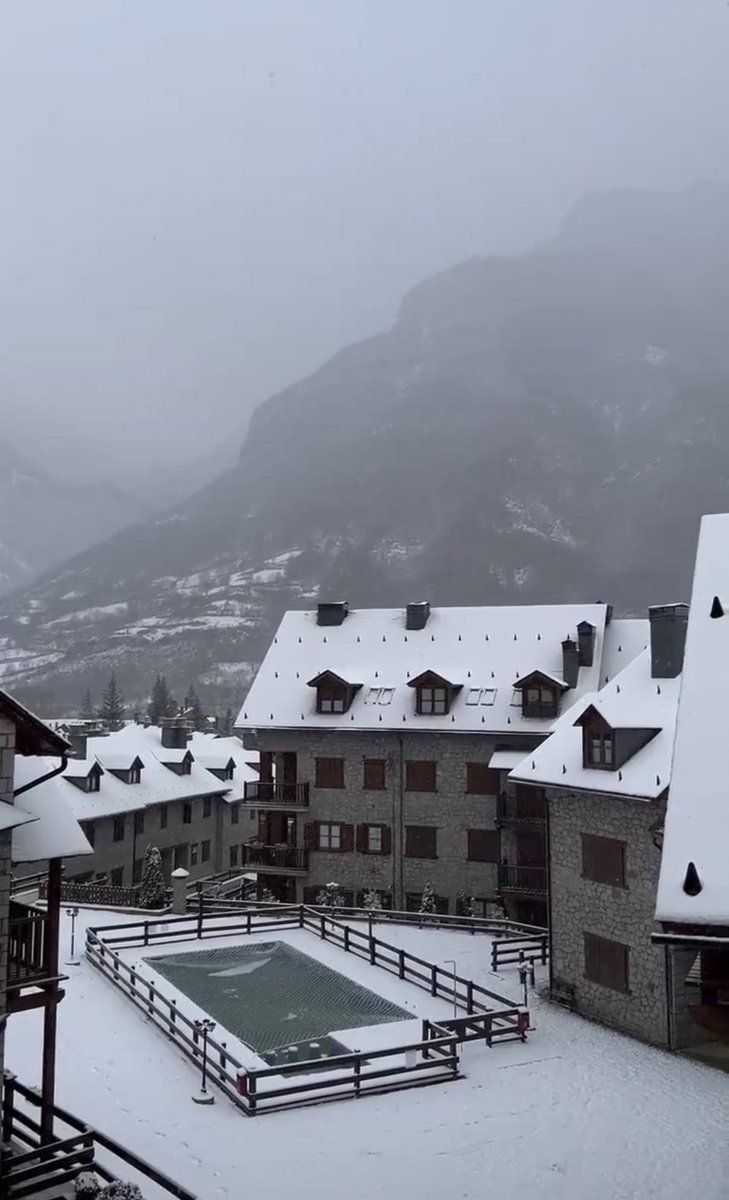 Benasque_'s tweet photo. ❄️El valle cubierto de nieve 

Vía @claarajr https://t.co/hho9HqG0lT