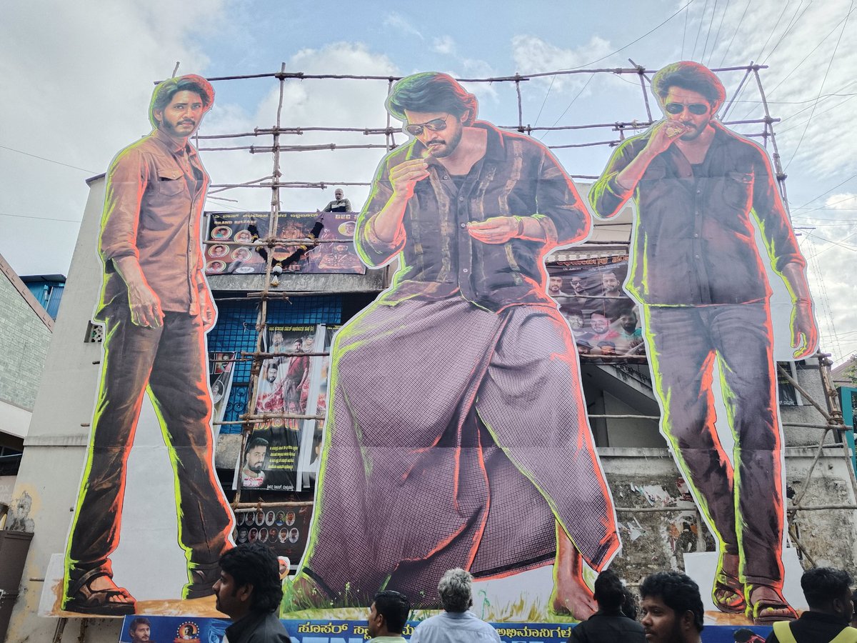 MaheshFanTrends's tweet photo. Wooooaahhh...... Karnataka Fans On High.... 🔥🔥🔥🔥

3 Massive Cutouts at Banglore Tirumala Theatre  💥

@urstrulyMahesh #GunturKaaram
#GunturKaaramTrailer 
#GunturKaaramTrailerExplosion https://t.co/5gxyo3pwGy