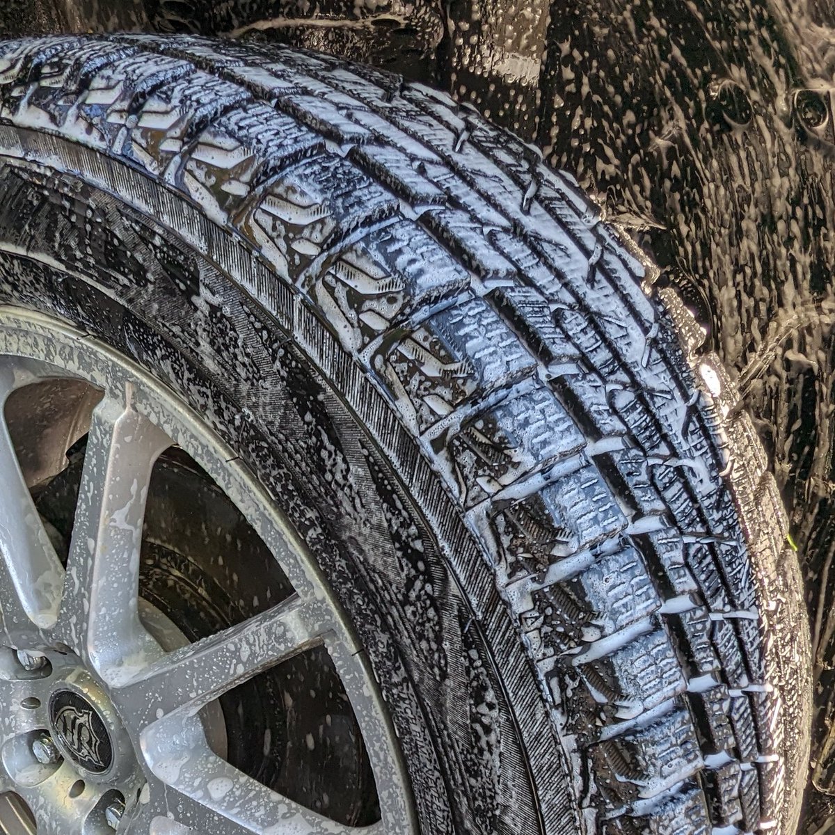 hiro_carwash's tweet photo. 前回洗車から6日目
STARRY NIGHT施工24日目でリセット
本日の洗車記録_φ(.. )
1) iKFOAM Pro2に1L水を入れKAMIKAZE COLLECTION No.1 ANTI-AGING SHANPOO 2.1を5プッシュで希釈
脚周りにスプレー
2) 脚周りをANSWER STAIN REMOVER で拭上げ
#KAMIKAZECOLLECTION
#LilDetailLab
#iKFOAM
#ANSWER https://t.co/PQZzdQH0lB