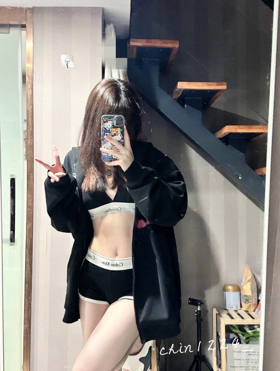 下樓拿外送遇到剛搬來的新婚夫妻
拿完上來好像聽到隔壁有吵架的聲音
下次我還是把我的拉鍊拉起來好了◉‿◉
