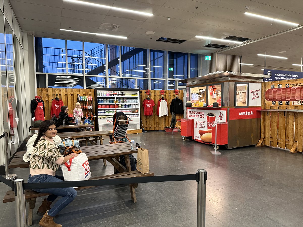 Bæjarins bestu!! Í l
Leifsstöð!!!