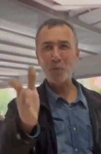 Yer :Adana
Şu adam Atatürk'e O.Ç diyor.
Video kaydı da var.
Ne oluyor arkadaşl bu ülkeye  böyle. 
Bu nasıl bir nefrettir.
Sevmezsin anlarım, dünya görüşüne hitap etmez eleştirirsin onu da  anlarım anasına küfür etmek nedir ya!
<a href="/AdanaEmniyeti/">Adana İl Emniyet</a>