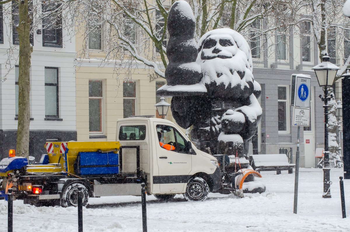 Zou 't glad worden? ❄️ 🌨️ 

In heel Rotterdam staan 67 (strooi)wagens en 70 medewerkers van <a href="/stadsbeheer010/">Stadsbeheer010</a> dag en nacht klaar. Zij houden wegen en fietspaden begaanbaar bij gladheid en vrij van sneeuw. 

Gladheid melden? Of gratis strooizout ophalen? 
👉 rotterdam.nl/gladheid-melde…