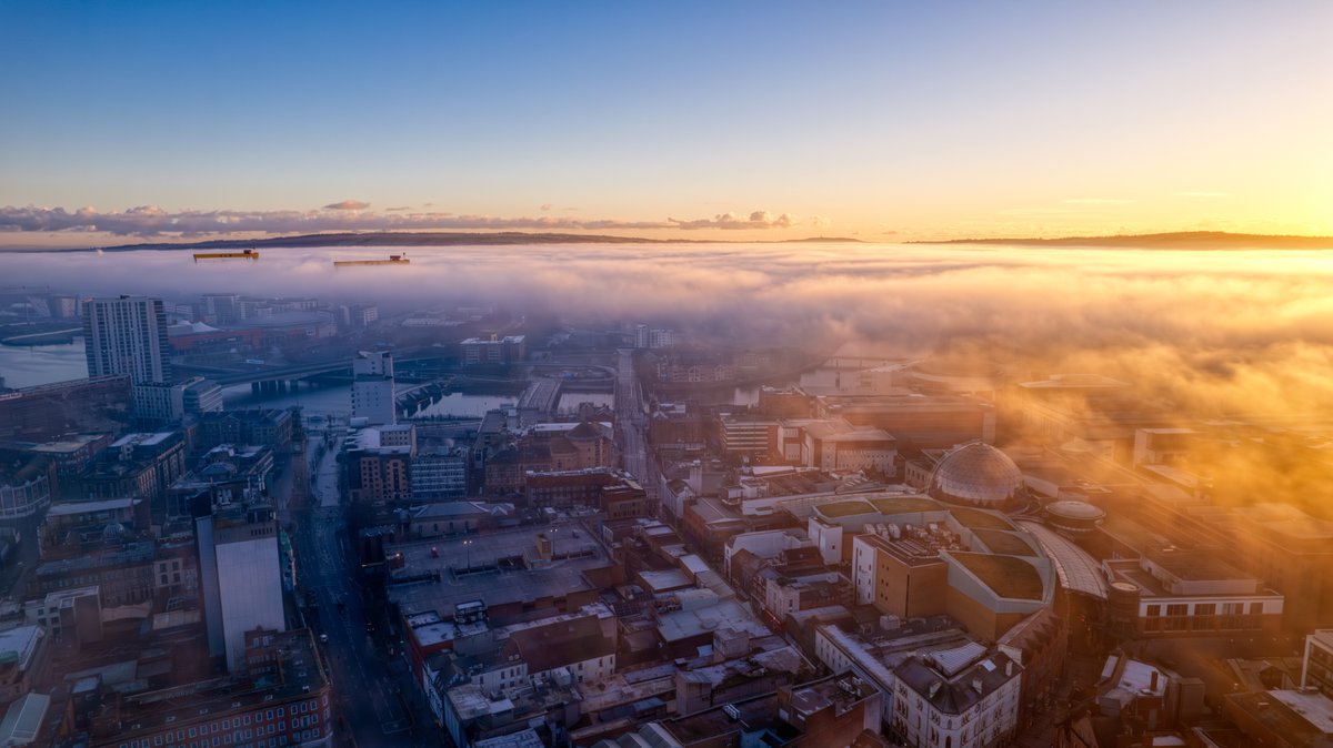 Social_Stephen's tweet image. What an amazing start to a Sunday.  Sunrise and a cloud inversion over Belfast City.  #cloudinversion #belfast

@barrabest @angie_weather @bbcniweather @WeatherCee @coolfm @BelfastLive @BelTel @love_belfast