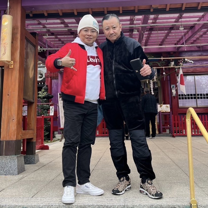 AmericanD_SAB's tweet photo. あっΣ(ﾟ□ﾟ)
#らぁめん専門さだ の大将こうきさん夫妻と、たかしの親戚の神社 #加紫久利神社 に行って来たよ〜⛩
おみくじは大吉 😁👍
こうきさんから #縁結び の御守り買てもらった🤣💕
縁結びの御守りは人からもらった方が効果があるらしい🤔

ということで、本日店休日 🙏

#鹿児島
#エスエービー https://t.co/cYl5qr8mSe