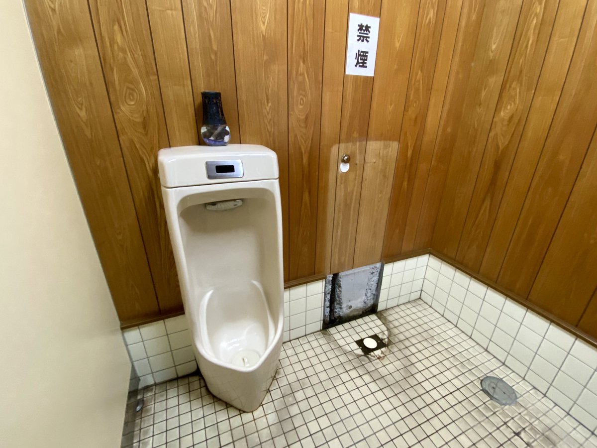 hatolier_camera's tweet photo. 生まれて初めて遭遇した「廃便器の痕跡」
感動。 https://t.co/AOHmqlYX34