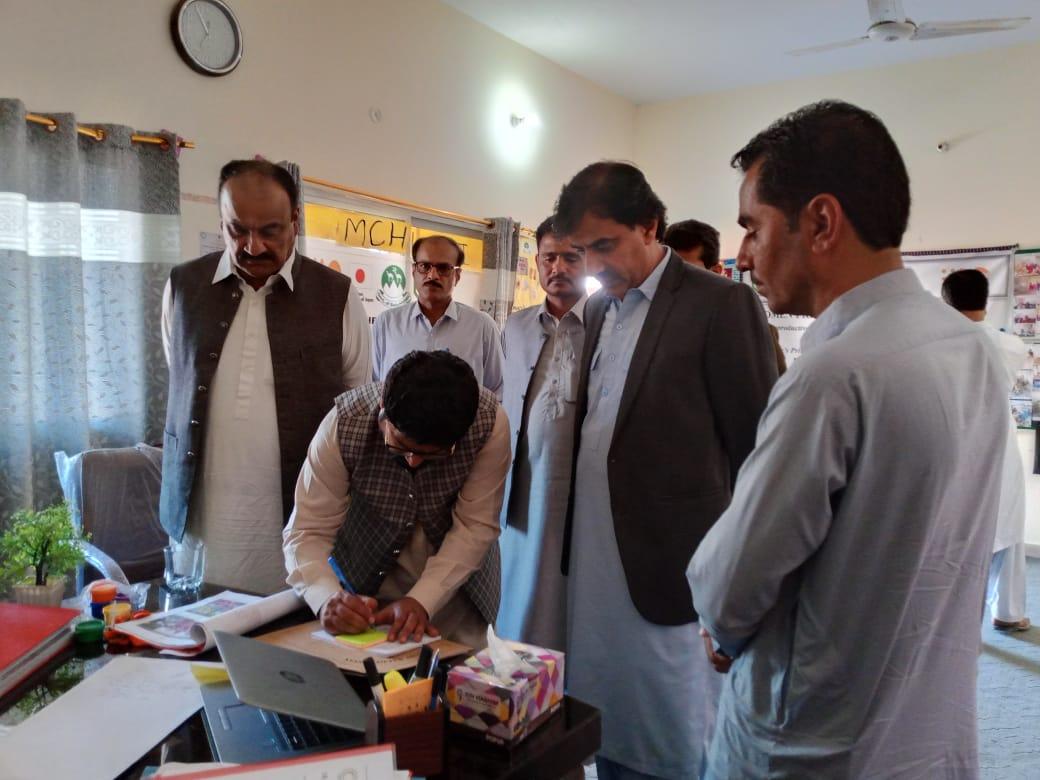 ImranaImdad's tweet photo. It was an honour to brief Sec Health Abdullah Sahib on Balochistan's mental health challenges &amp; work @PPHIB_org &amp; @UNFPAPakistan have been doing. I request local, national, and international donors not to overlook the pressing mental health issues in Balochistan.
@cs_balochistan https://t.co/lKmPH0vTwp