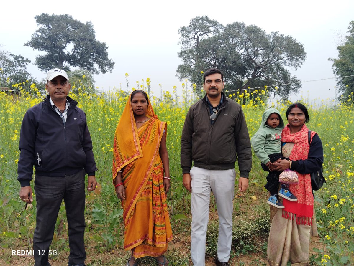 adityajhas's tweet photo. @kccjharkhand @Badal_Patralekh रांची जिला के खलारी प्रखंड अंतर्गत राय पंचायत में बिरसा फसल विस्तार योजना के अंतर्गत संकुल प्रत्यक्षण के तहत किसान बसंती देवी के द्वारा लगाए गए सरसों का निरीक्षण  प्रभारी प्रखंड कृषि पदाधिकारी आदित्य नाथ झा के द्वारा किया गया।
#Sunday_with_Farmers https://t.co/PXPjJAauvC