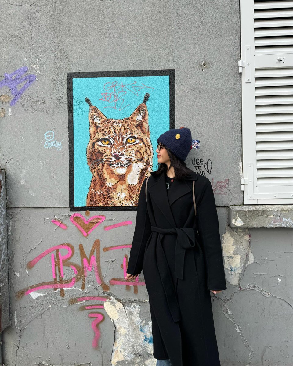 vantelalisa_'s tweet photo. she looks cute here, with the glasses and the beanie https://t.co/LX6CghRgl3