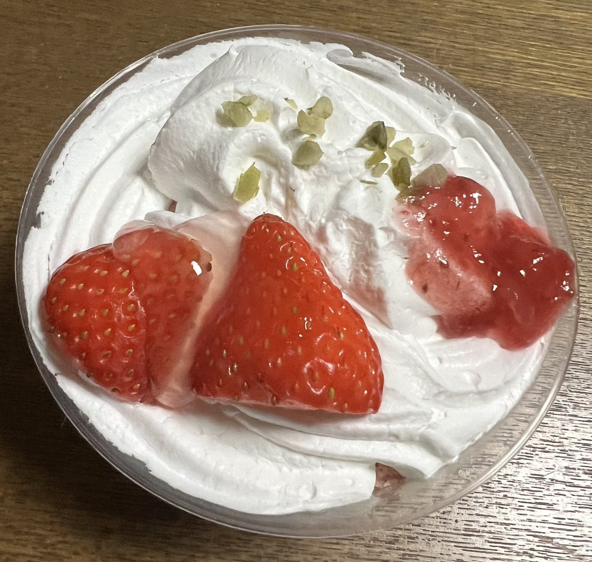Gomakinako0225's tweet photo. 明日からの出張前に英気を養う😋
期間限定の苺のシャルロット🐬
美味しかったです🐳
#ドンレミー https://t.co/BWlmbW86mr