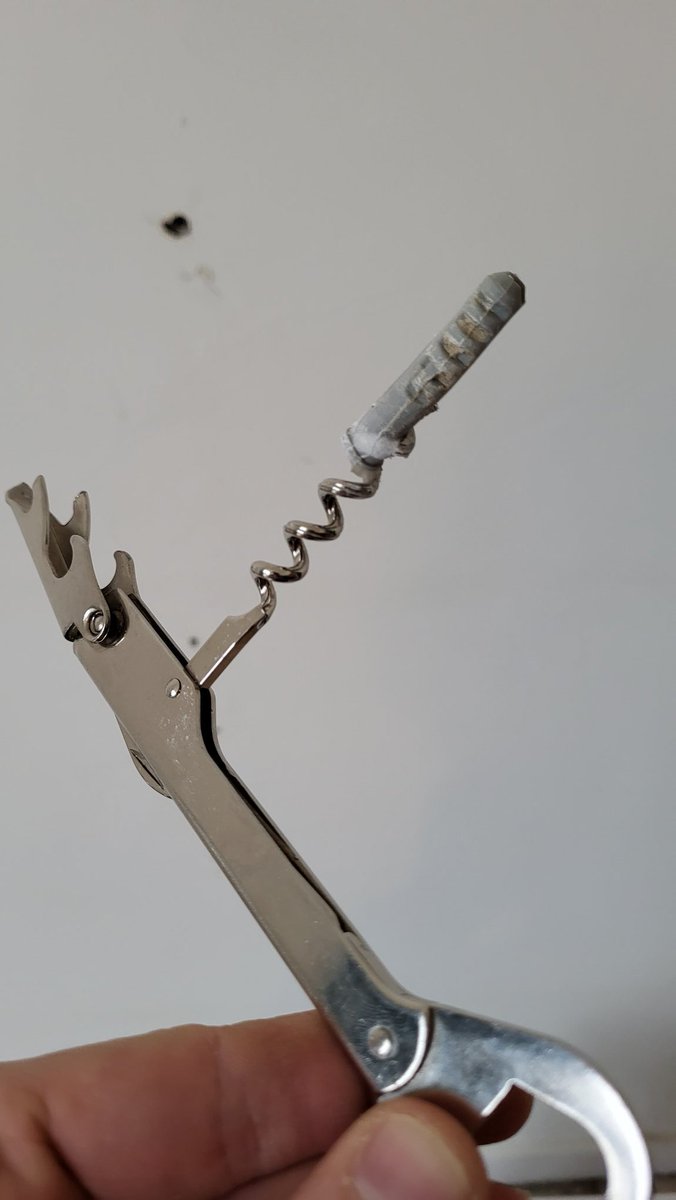 Ofwel ben ik een diehard Roger van Dobbit, ofwel iets te veel met wijn bezig. Wat er ook van zij: handige klustip om pluggen te verwijderen!