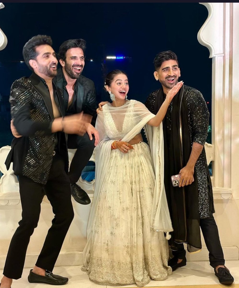rajabetasharad's tweet photo. So,this is how I know u, and this is exactly how I want to know u hamesha.hansti khillkhilaati sundar susheel pyaari dost hamari
Finally fake candids birthday post ke kaam aagayi😂 Happy birthday @OfficialHelly7 have a stupendous year Cheerss
#DostkaBday #mandatorySocialMediaPost https://t.co/H9UuurFew3