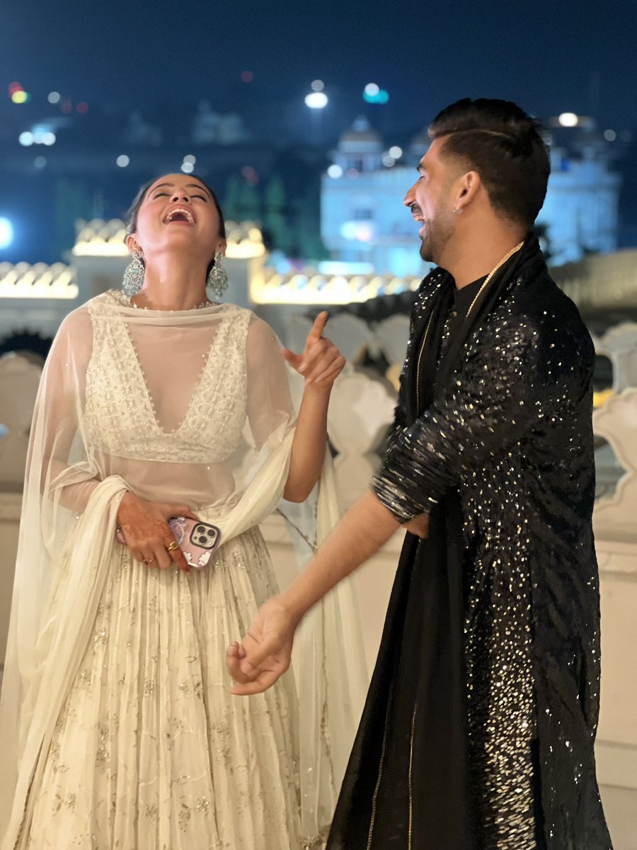 rajabetasharad's tweet photo. So,this is how I know u, and this is exactly how I want to know u hamesha.hansti khillkhilaati sundar susheel pyaari dost hamari
Finally fake candids birthday post ke kaam aagayi😂 Happy birthday @OfficialHelly7 have a stupendous year Cheerss
#DostkaBday #mandatorySocialMediaPost https://t.co/H9UuurFew3