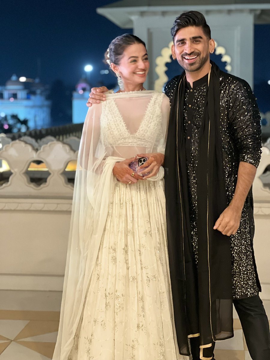 rajabetasharad's tweet photo. So,this is how I know u, and this is exactly how I want to know u hamesha.hansti khillkhilaati sundar susheel pyaari dost hamari
Finally fake candids birthday post ke kaam aagayi😂 Happy birthday @OfficialHelly7 have a stupendous year Cheerss
#DostkaBday #mandatorySocialMediaPost https://t.co/H9UuurFew3