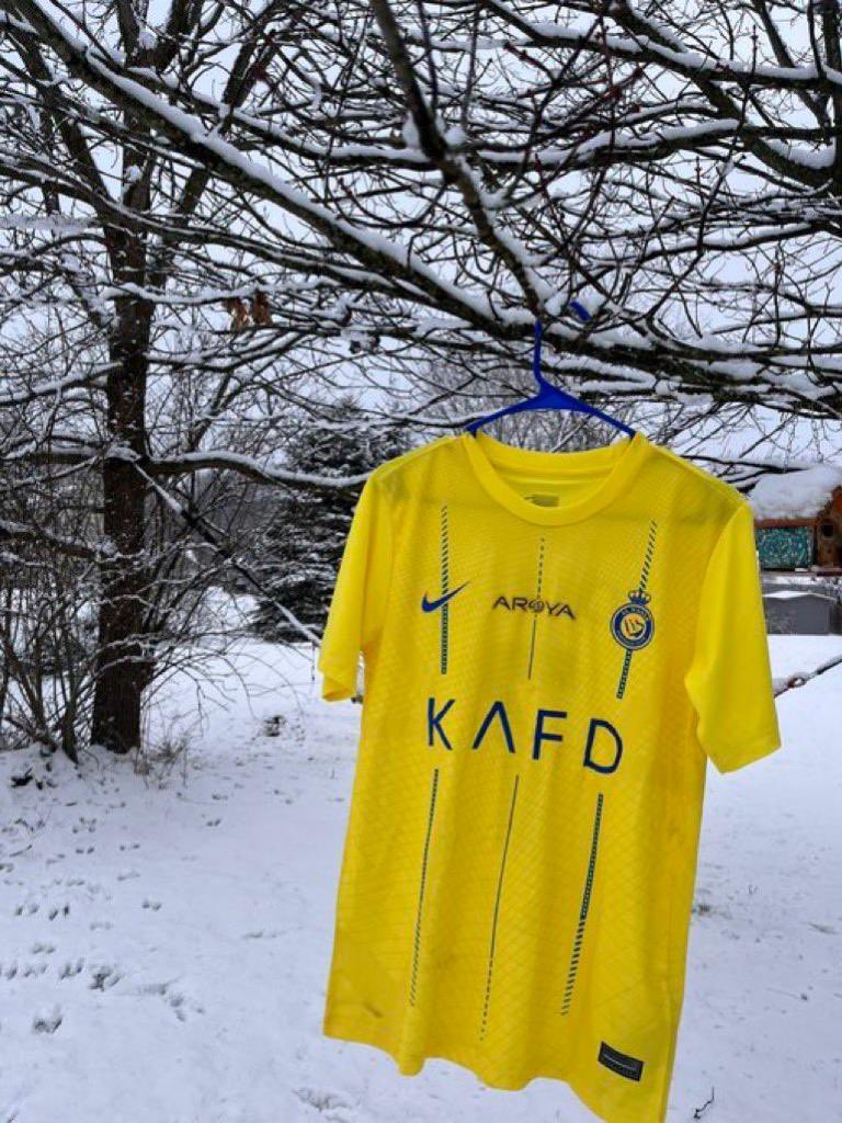 طقم نادي النصر وسط الثلوج ❄️💛💛💛