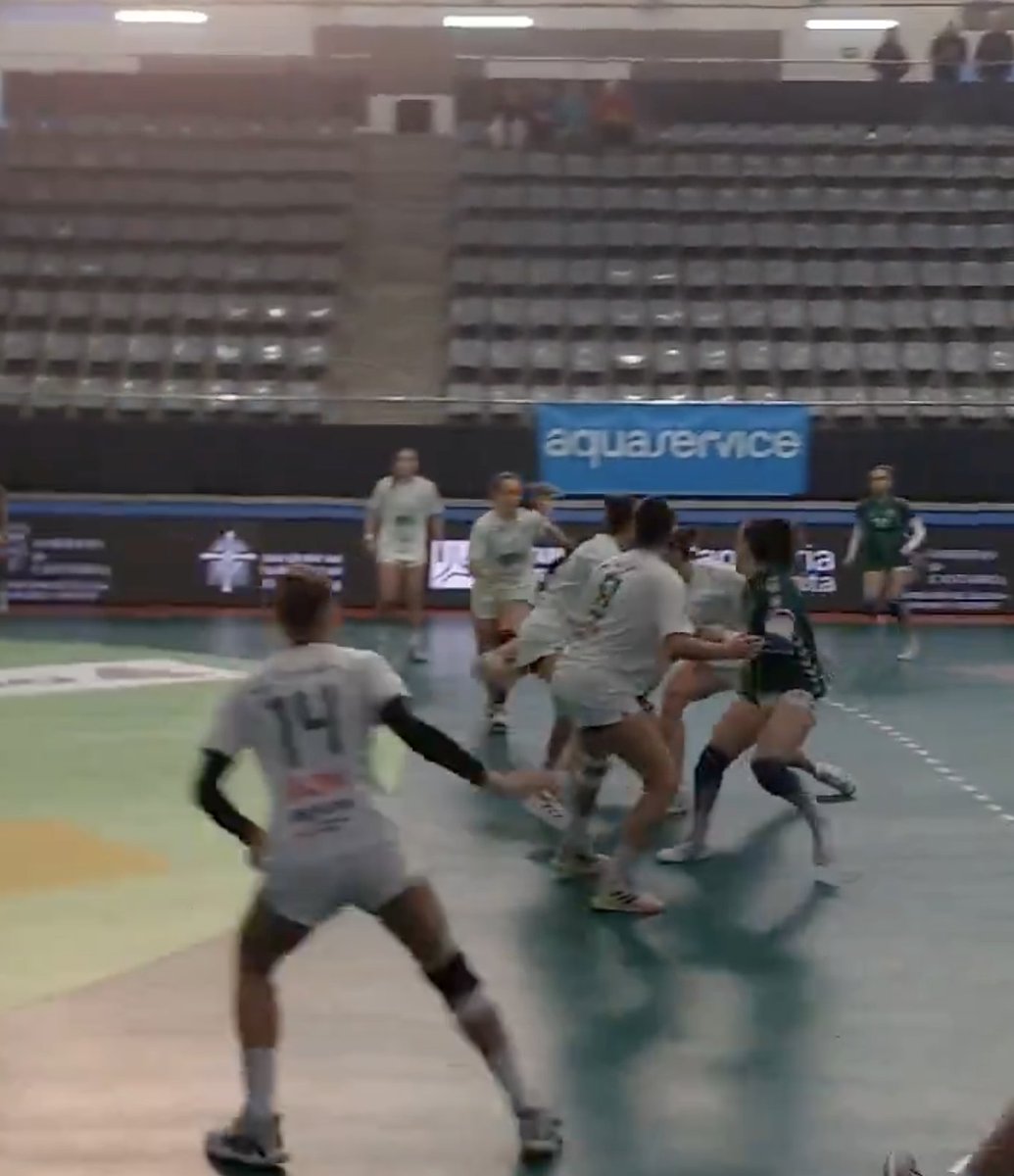 pasosdobles's tweet photo. Imagen de la final juvenil femenina del @cesabm2024. Que nadie diga después que, se mire donde se mire, las gradas estaban a rebosar. https://t.co/K9nzUBfLM7