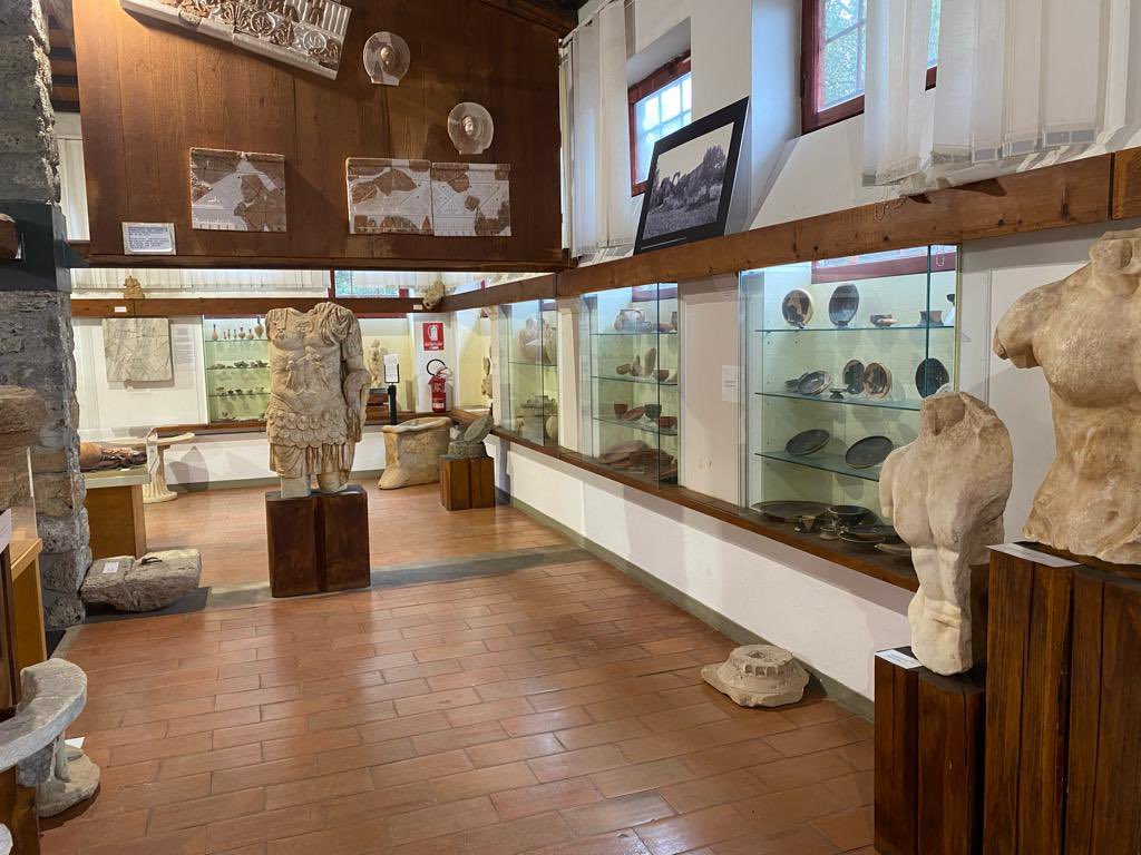 adolfo_urso's tweet photo. Nell'area archeologica della antica città romana di Cosa, insediata in una località etrusca, dove anche oggi è aperto il piccolo ma significativo museo archeologico. Bravo ministro
@g_sangiuliano @regionetoscana
#ansedonia #museo https://t.co/6XhUOfvzP9