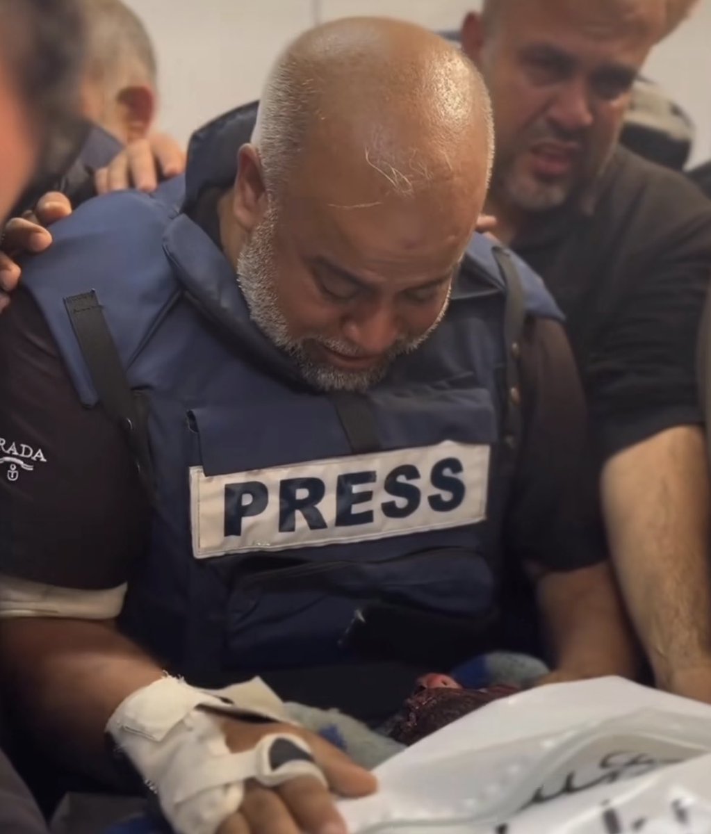 لا ينتهي الغزّاوي من مداواة جرحٍ حتى ينفتح جرحٌ آخر
ولا يلبث أن يرثيَ عزيزاً حتى يحمل نعش عزيزٍ آخر
وتمرّ حياته هكذا بين ألمٍ وألم، تتساقط روحه موتًا بعد موت، حتى تسقط آخر قطعةٍ فيُقال عنه : مات !
#وائل_الدحدوح #غزة_تُباد #حمزة_الدحدوح