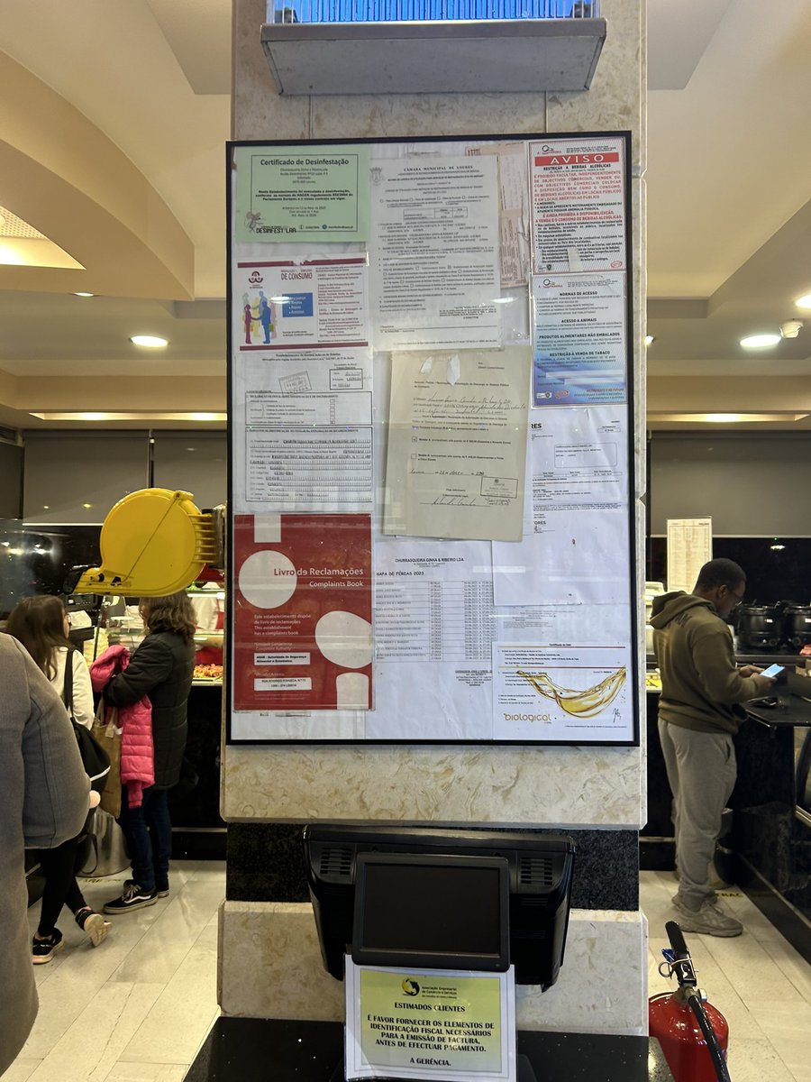 O que é a burocracia explicada num quadro. 

Alguém consegue explicar que garantia traz ao cliente ou à sociedade? Não existirá uma forma mais simples das empresas garantirem as regras sem ser necessário esta estupidez?