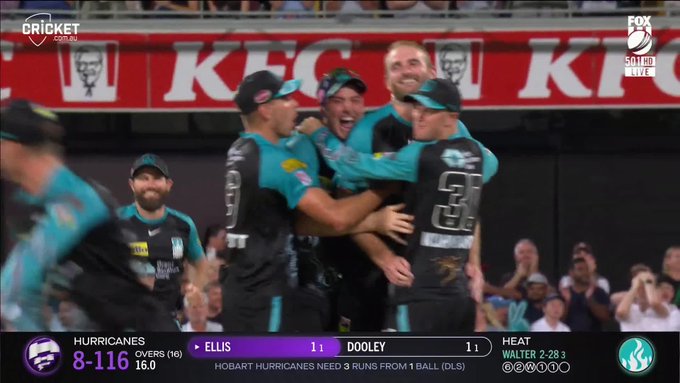 The Heat win a last-ball thriller! 😱 📹 Credits: Twitter/BBL