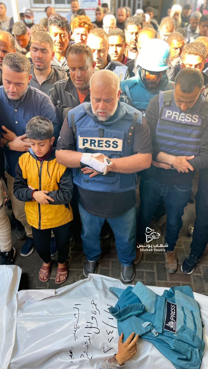 Wael Dahdouh mengimamkan solat jenazah bagi anaknya dan Mustafa Thurraya.

Seluruh dunia menyaksikan ketinggian maqam kesabaran-Mu &amp; di dalam masa yang sama tidak dapat menghadam dalamnya perjuangan-Mu. 

Itulah, Wael Dahdouh pejuang umat ini.

Kredit: QNN