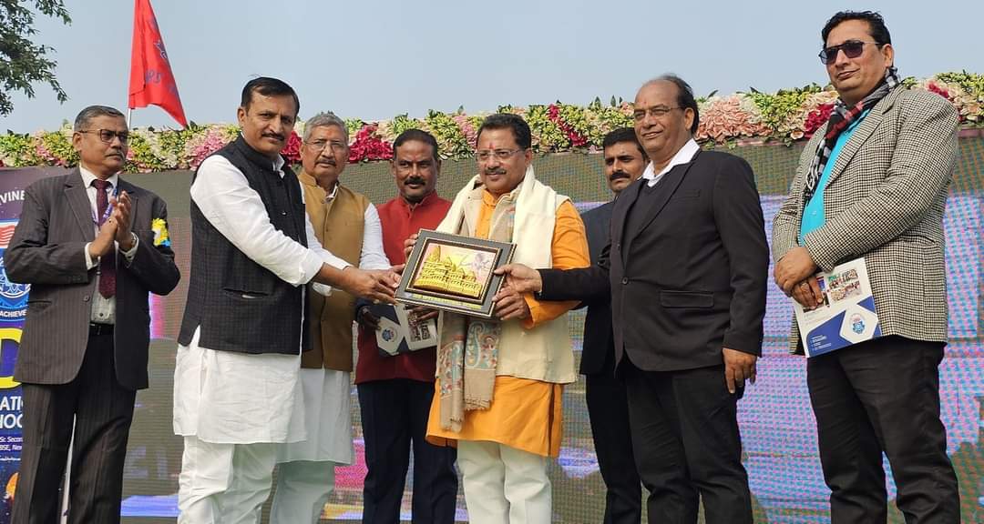 PNPathakBJP's tweet photo. आज़ पड़रौना में जे०पी० सिंह जी के विद्यालय जेडीएस इंटरनेसनल पंब्लिक स्कुल में 
वार्षिकोत्सव के अवसर पर उपस्थित होकर विद्यालय परिवार के प्रतिभावान बच्चो के उत्कृष्ट प्रदर्शनी को देखा व उन्हें शुभकामनाएँ दिया.!

#अपना_कुशीनगर 
@myogiadityanath @sunilbansalbjp @Bhupendraupbjp @idharampalsingh @gnshuklabjp @sahjanandraibjp