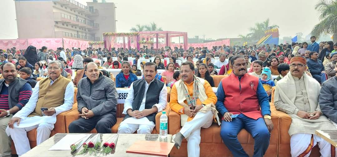 PNPathakBJP's tweet photo. आज़ पड़रौना में जे०पी० सिंह जी के विद्यालय जेडीएस इंटरनेसनल पंब्लिक स्कुल में 
वार्षिकोत्सव के अवसर पर उपस्थित होकर विद्यालय परिवार के प्रतिभावान बच्चो के उत्कृष्ट प्रदर्शनी को देखा व उन्हें शुभकामनाएँ दिया.!

#अपना_कुशीनगर 
@myogiadityanath @sunilbansalbjp @Bhupendraupbjp @idharampalsingh @gnshuklabjp @sahjanandraibjp