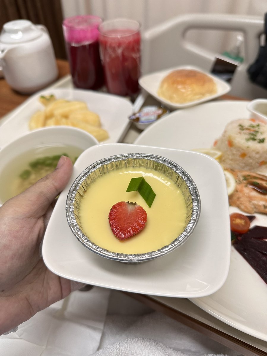 andori's tweet photo. Opname day 3. 
Menu makanan rumah sakit ku hari ini https://t.co/XoWEDS4zqt