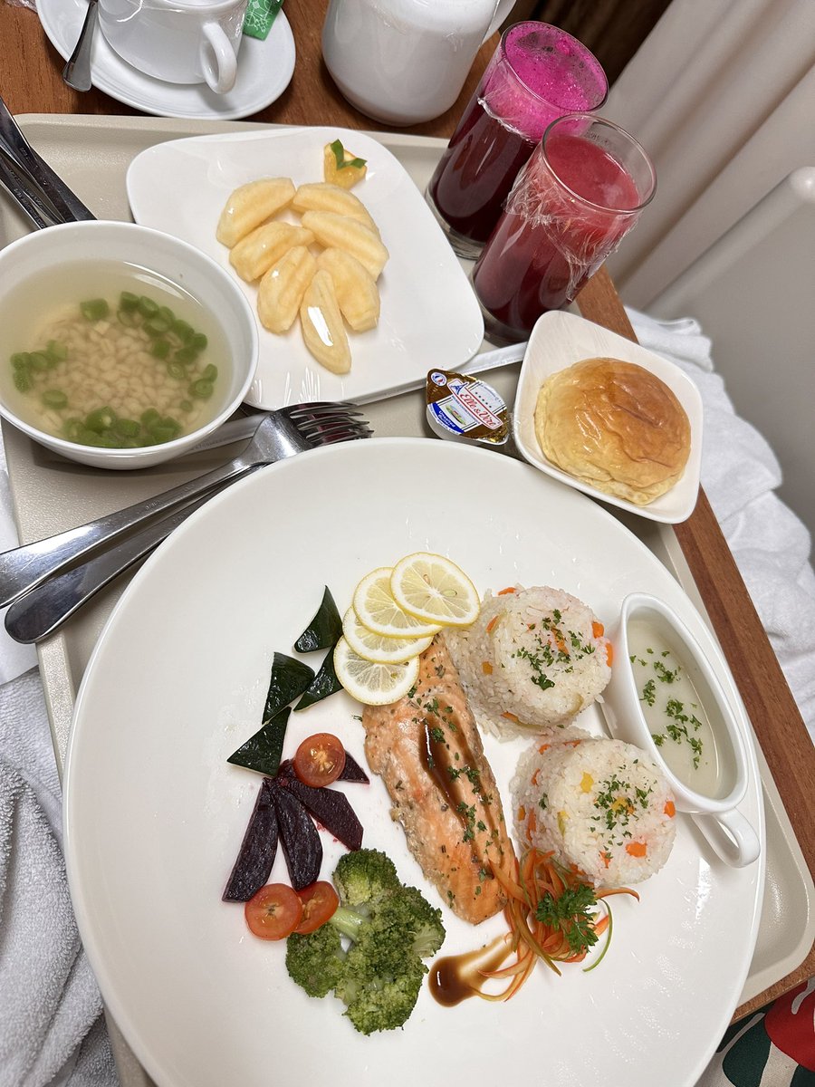 andori's tweet photo. Opname day 3. 
Menu makanan rumah sakit ku hari ini https://t.co/XoWEDS4zqt
