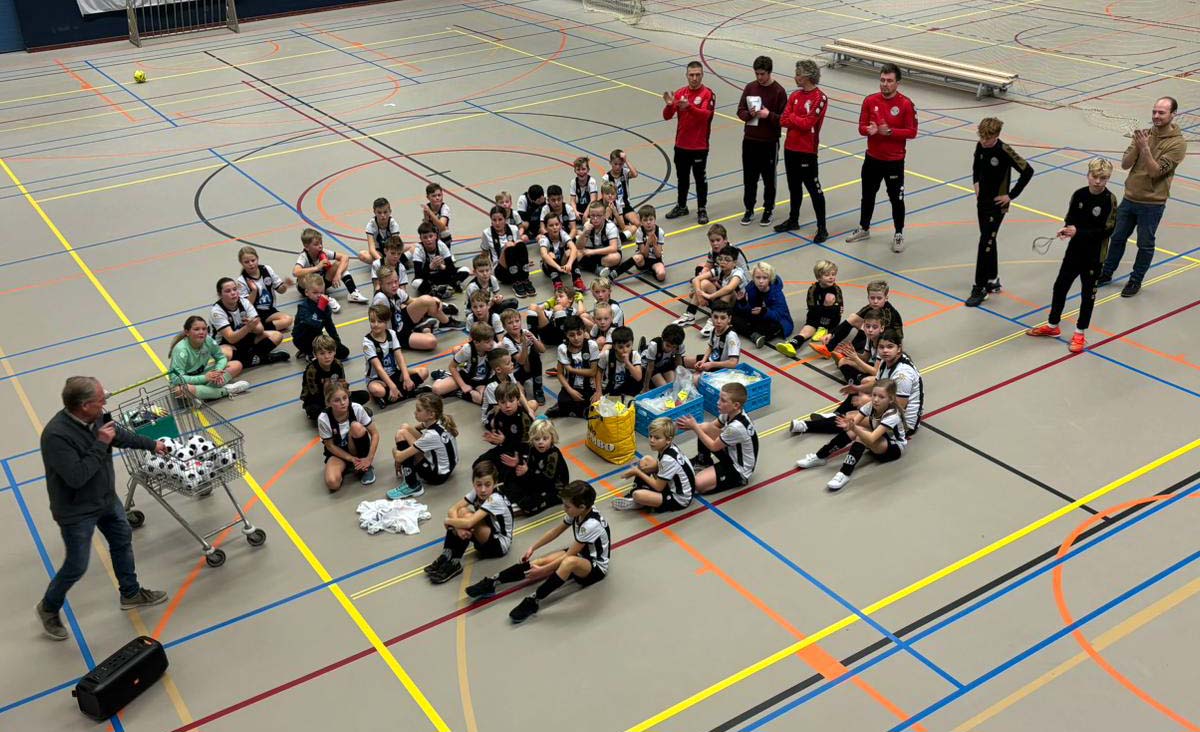 Vandaag in sporthal Koedijkslanden het grote, traditionele MSC Jeugd Zaalvoetbaltoernooi. De hele dag voetballen jeugdleden in de zaal. De allerjongsten waren vanmorgen aan de beurt. De Ukkies en de kinderen uit de Jo8 openden de 'MSC zaalvoetbaldag'...