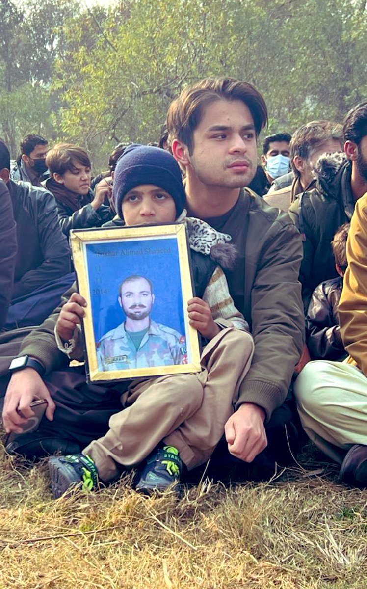 ShafiqAhmadAdv3's tweet photo. سراج رئیسانی فوجی سرپرستی میں ڈیتھ سکواڈ چلاتا تھا اور بیٹا جمال رئیسانی فوجیوں کے اشارے پر بلوچ لاپتہ افراد کے مقابلے پر اسلام آباد پریس کلب کے باہر شہداء کا وارث بن کر بیٹھ گیا ہے
سمجھا ھوگا کہ شاید ہم پنجاب والوں کو انکے کرتوتوں کا نہیں پتہ ھوگا
#MarchAgainstBalochGenocide https://t.co/iYRxgz5Qhz