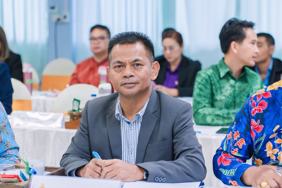Peasaoyala2's tweet photo. 7 ม.ค. 67 นายตอฮีรน หะยีเลาะแม ผอ.สพป.ยะลา เขต 2 เข้าร่วมการประชุมผู้อำนวยการสำนักงานเขตพื้นที่การศึกษาใน 3 จชต. เพื่อรับทราบนโยบายการแก้ไขป��ญหา การดูแล ช่วยเหลือ และบรรเทาความเดือดร้อนในพื้นที่จังหวัดชายแดนภาคใต้ และร่วมรับมอบสิ่งของช่วยเหลือแก่โรงเรียนที่ประสบอุทกภัยในพื้นที่ https://t.co/UHhxg3b1J9