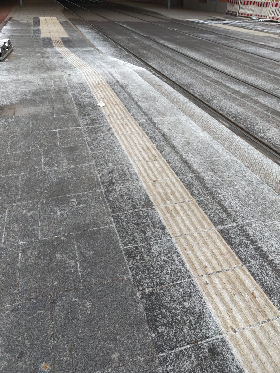 Man merk gleich man ist wieder in <a href="/Ottostadt/">Ottostadt Magdeburg</a>. Vereist und nicht gestreut, so kennen wir es von <a href="/mvbnet/">MVB - Magdeburger Verkehrsbetriebe</a> und <a href="/DB_Bahn/">Deutsche Bahn Personenverkehr</a>.