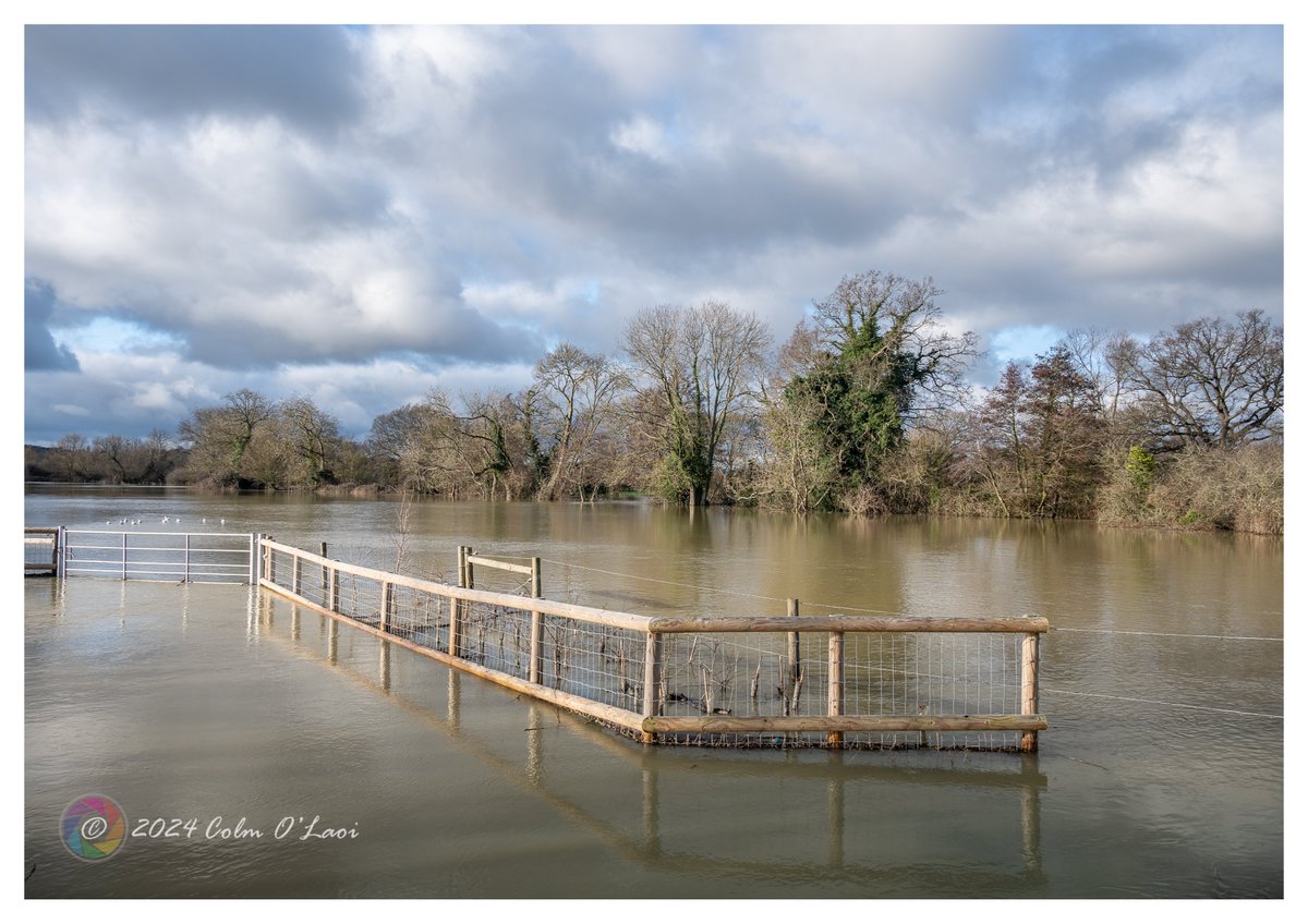 Find the river - The Stour flows in to the fields in Dedham Vale on the Essex Suffolk border
#Stour #RiverStour #Dedham #DedhamVale #flood #Essex #suffolk @BBCEssex @StormHour